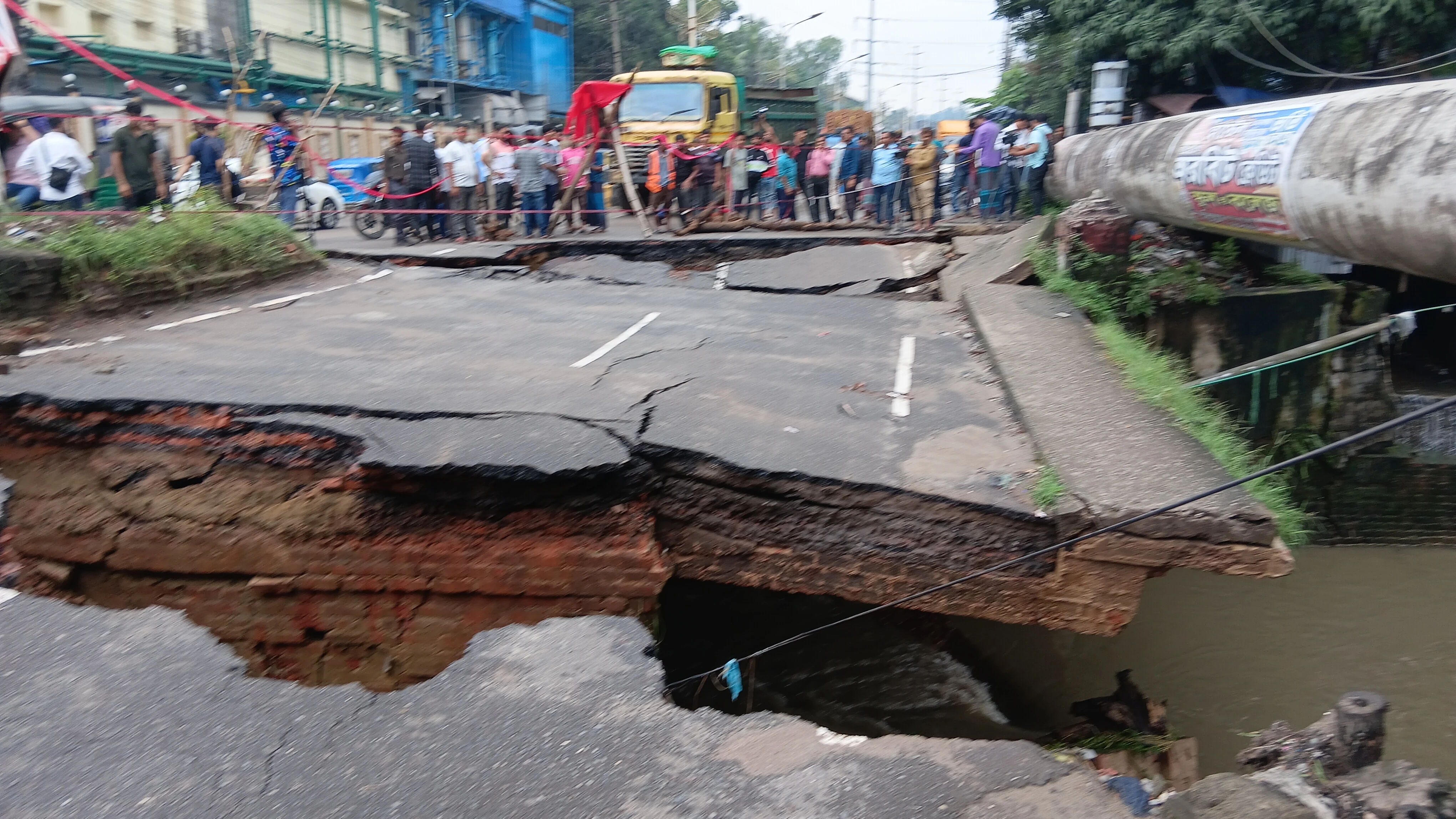 চট্টগ্রামে ভারী বর্ষণে ভেঙে গেল ব্রিজ
